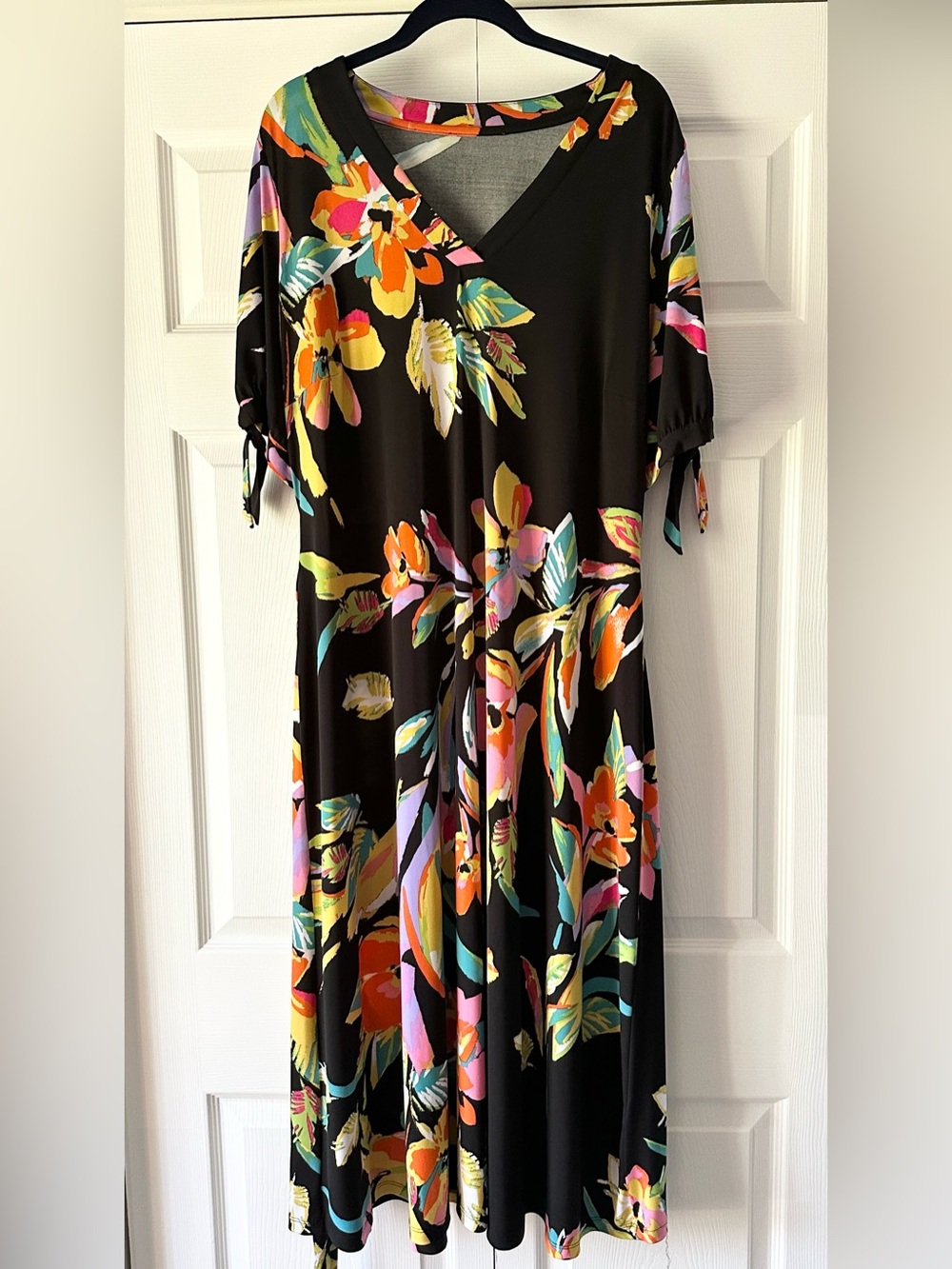 V-Neck Maxi Dress with Tie Sleeves and  matching waist tie size 1X new no tags